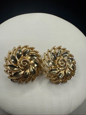 Vintage LISNER Flower Swirl Twisting Spinning Gold Tone Clip On Earrings